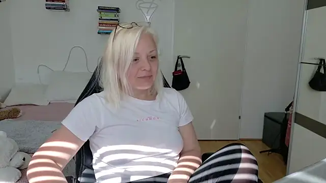 Linsy Kim online show from April 23, 1:24 pm