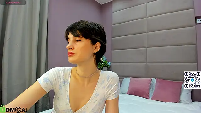 Adeline Perle online show from October 3, 2:05 am