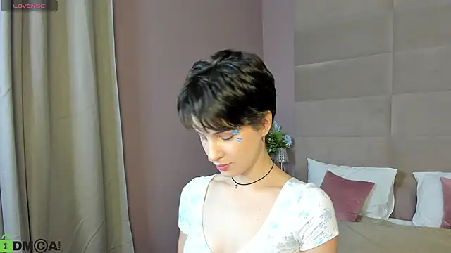 Adeline Perle online show from September 11, 1:06 am