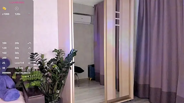Snapshot of SaraShine_ chatting on October 2, 8:03 pm SaraShine online show from October 2, 8:03 pm