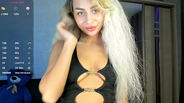 Snapshot of SaraShine_ chatting on October 3, 8:14 pm SaraShine online show from October 3, 8:14 pm