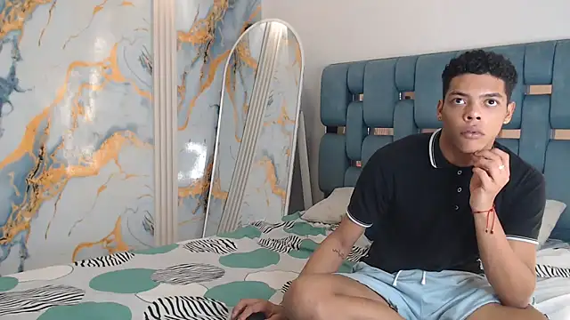 PRETTY FEM online show from April 29, 2:37 am