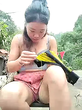 lylylove online show from October 27, 8:21 am