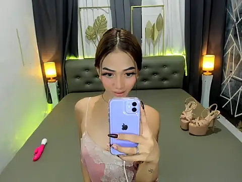 Snapshot of Caitlyn_Naughty chatting on October 21, 4:05 am Caitlyn Naughty online show from October 21, 4:05 am