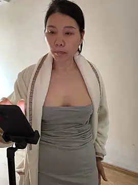 xiiuuff18 online show from April 25, 12:02 am