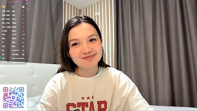 Snapshot of KiraVelvet chatting on October 1, 6:02 pm KiraVelvet online show from October 1, 6:02 pm
