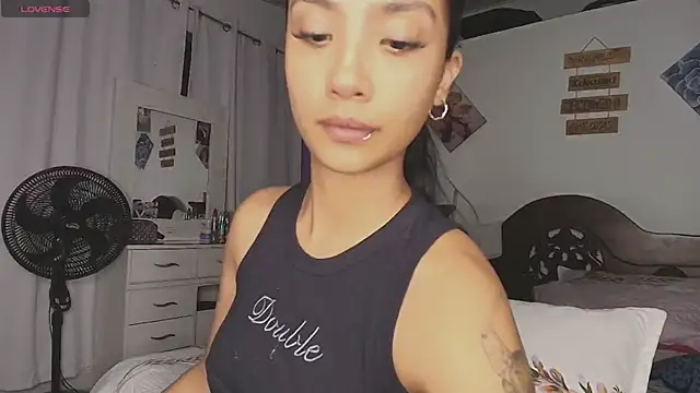 mia yireth online show from December 5, 3:06 am