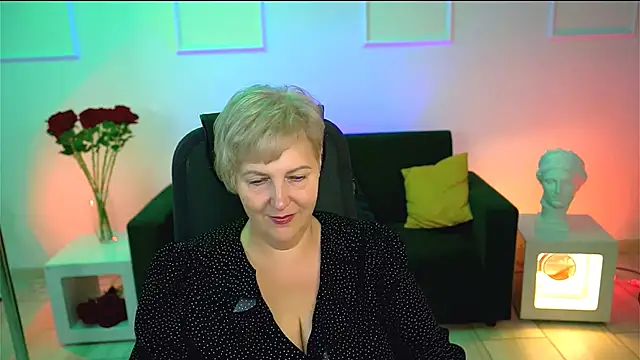 Snapshot of MaryMogan chatting on October 16, 4:59 am MaryMogan online show from October 16, 4:59 am