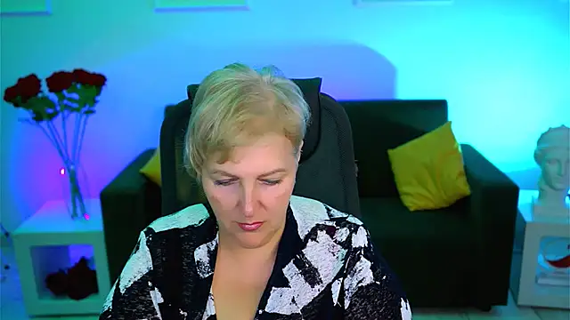 Snapshot of MaryMogan chatting on October 9, 8:18 am MaryMogan online show from October 9, 8:18 am