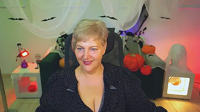 Snapshot of MaryMogan chatting on October 17, 4:59 am MaryMogan online show from October 17, 4:59 am