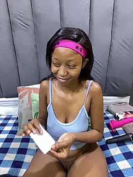 SexyPetitex25 online show from April 26, 7:22 pm