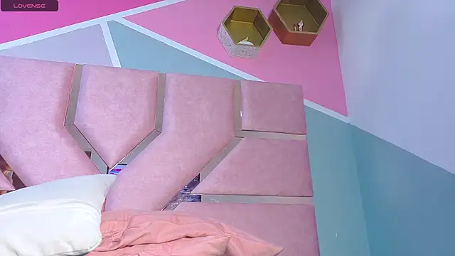 AngelineJolie online show from April 19, 11:10 am