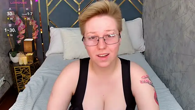 Snapshot of AlexandraGreen chatting on October 18, 9:16 pm AlexandraGreen online show from October 18, 9:16 pm