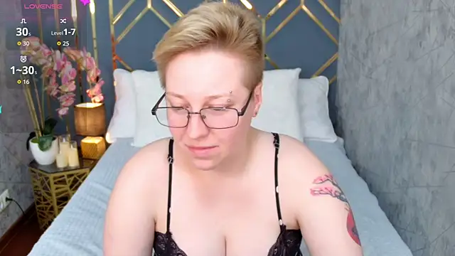 Snapshot of AlexandraGreen chatting on October 11, 9:17 pm AlexandraGreen online show from October 11, 9:17 pm