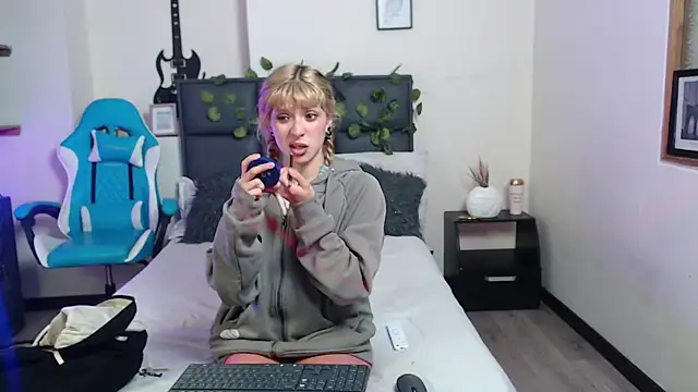 Snapshot of Amnesia_ chatting on October 5, 12:21 pm Amnesia online show from October 5, 12:21 pm