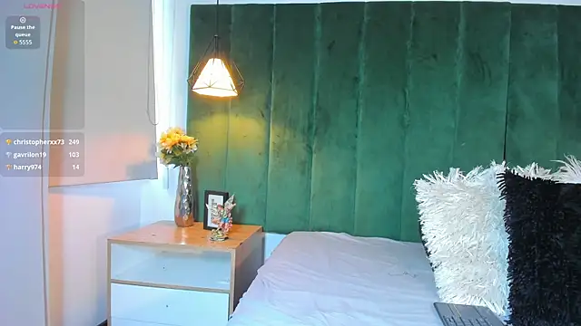 Snapshot of kittyy_milk_001 chatting on October 15, 9:17 pm kittyy milk 001 online show from October 15, 9:17 pm