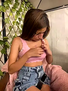 Snapshot of Isabella18_pink chatting on September 10, 4:01 am Isabella18 pink online show from September 10, 4:01 am
