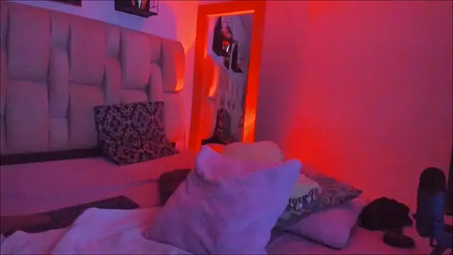 kayla-ada0 online show from April 25, 10:18 pm