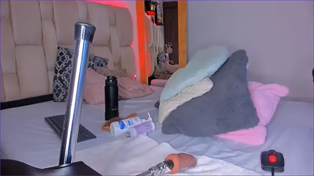 kayla-ada0 online show from December 19, 3:54 am