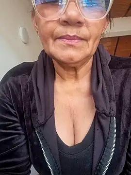 Vickysweeeettt online show from April 23, 3:58 pm