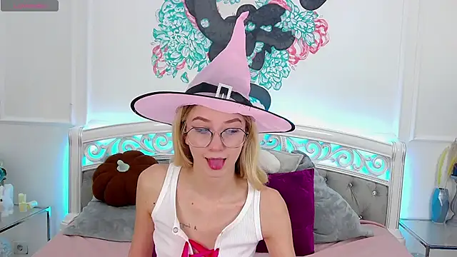 Snapshot of MaeLili chatting on October 15, 6:05 am MaeLili online show from October 15, 6:05 am
