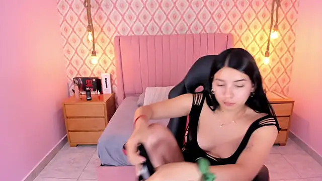 CHRISTY TEIGEN4 online show from April 27, 7:33 pm