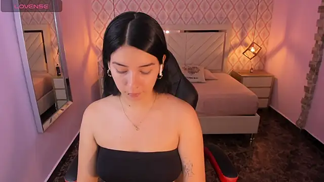 CHRISTY TEIGEN4 online show from April 25, 7:33 pm