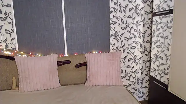 AmoraLuv online show from October 1, 1:05 pm