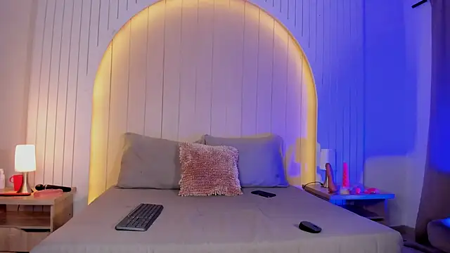 ALICESANDOVAL online show from December 14, 11:38 am