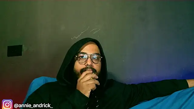  leda swan  online show from October 13, 2:20 pm