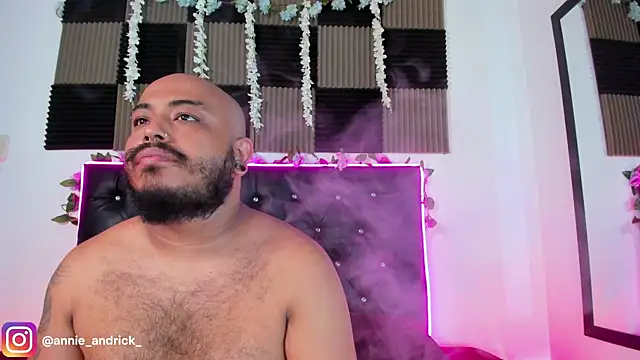  leda swan  online show from April 24, 12:30 pm