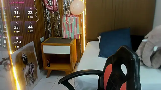 MOLLYSPENCER1 online show from June 10, 7:01 pm