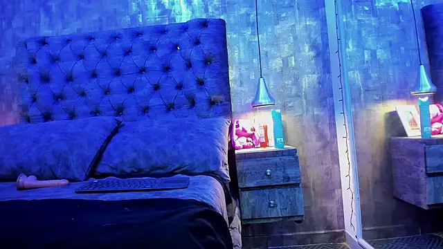 yiyisandoval online show from December 14, 8:14 pm