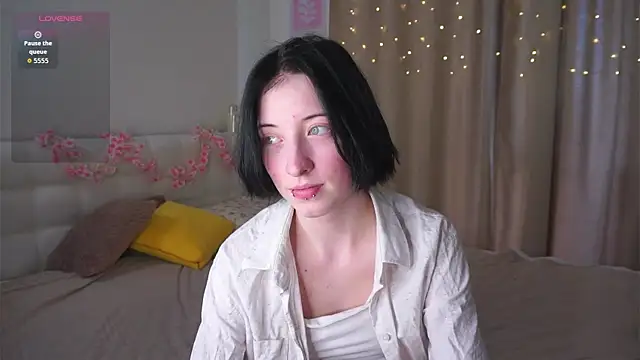 JuanaFriesz online show from March 27, 9:10 am