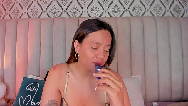 Sky Junne online show from March 30, 6:40 pm