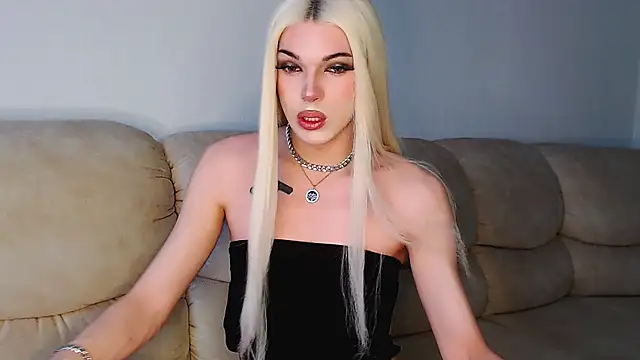 Snapshot of YourTrixie chatting on October 6, 5:02 am YourTrixie online show from October 6, 5:02 am