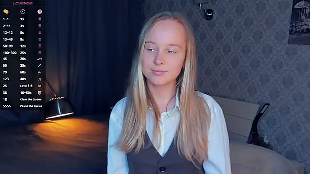 Snapshot of SoonMoor chatting on September 23, 5:44 pm SoonMoor online show from September 23, 5:44 pm
