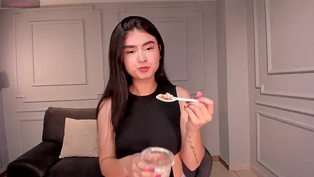 Snapshot of LucyWeiss_ chatting on October 6, 8:02 pm LucyWeiss online show from October 6, 8:02 pm