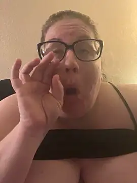 Snapshot of sexymommy1988 chatting on October 20, 4:15 am sexymommy1988 online show from October 20, 4:15 am