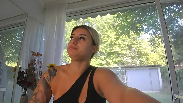 Ella Vee online show from July 10, 6:14 am