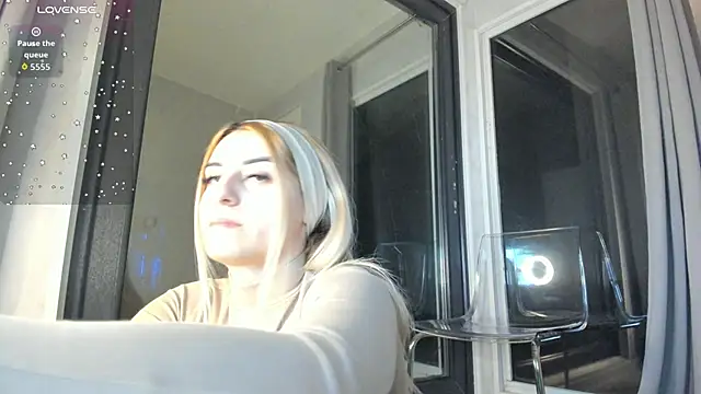 Ella Vee online show from November 8, 4:06 am