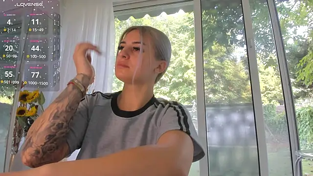 Ella Vee online show from August 6, 6:42 am