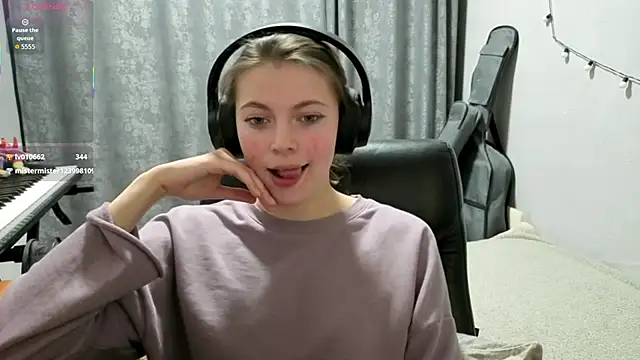 CutieAnny online show from April 28, 2:27 am