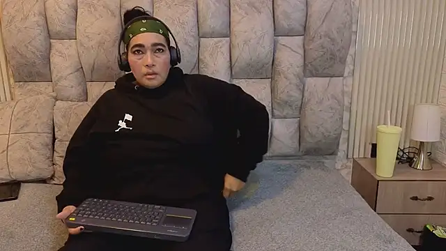 yunkeyc online show from April 25, 9:45 pm