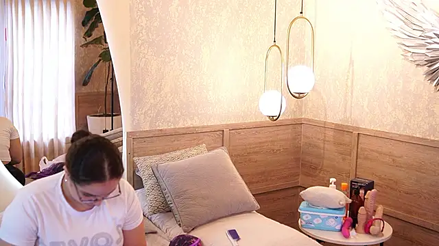 Tayler Kim online show from September 20, 6:39 pm