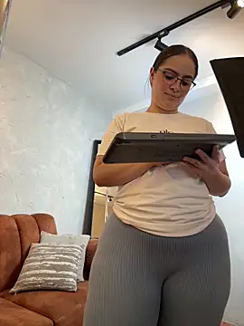 Tayler Kim online show from February 20, 6:42 pm