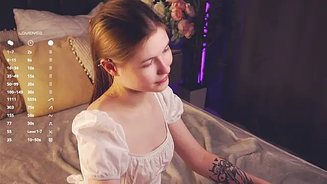 LynHillaire online show from April 26, 1:42 pm