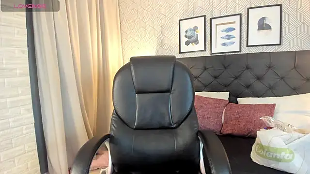 sophie  blare online show from April 20, 7:28 pm