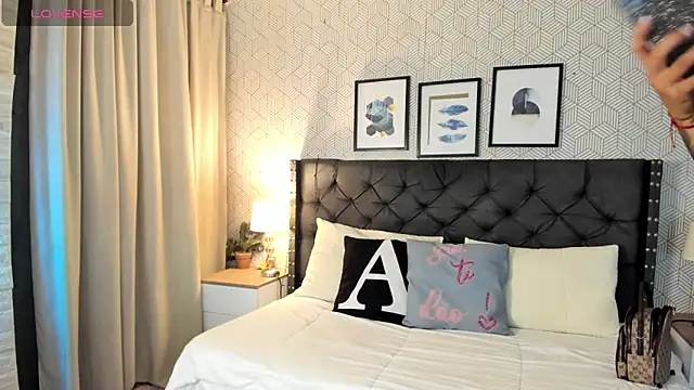 sophie  blare online show from April 23, 7:16 pm