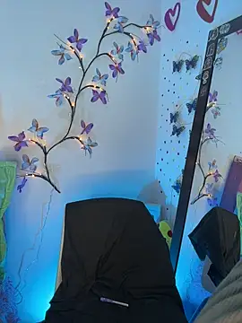 LindaWz  online show from April 25, 7:33 am